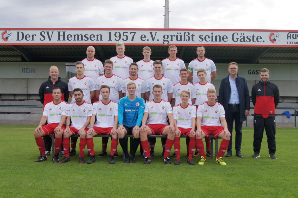 Die 2. Herrenmannschaft in neuen Trikots, (von links) Co-Trainer Kilian Schnettberg, geschäftsführender Gesellschafter der Spedition BOLL Jörg Gerdelmann und Trainer Matthias Kauffer