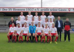 Die 2. Herrenmannschaft in neuen Trikots (von links), Co-Trainer Kilian Schnettberg, geschäftsführender Gesellschafter der Spedition BOLL Jörg Gerdelmann und Trainer Matthias Kauffer